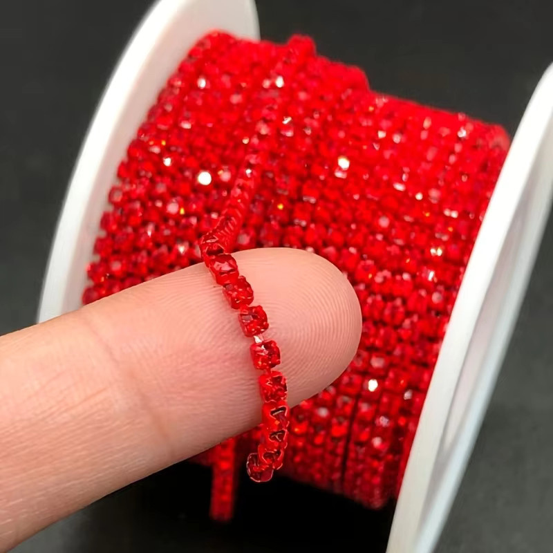 10 Yards Lt. Siam Glas Strass Kette in Rot mit aufgenähbaren Steinen für Kleidung und Zubehör - Bild 2