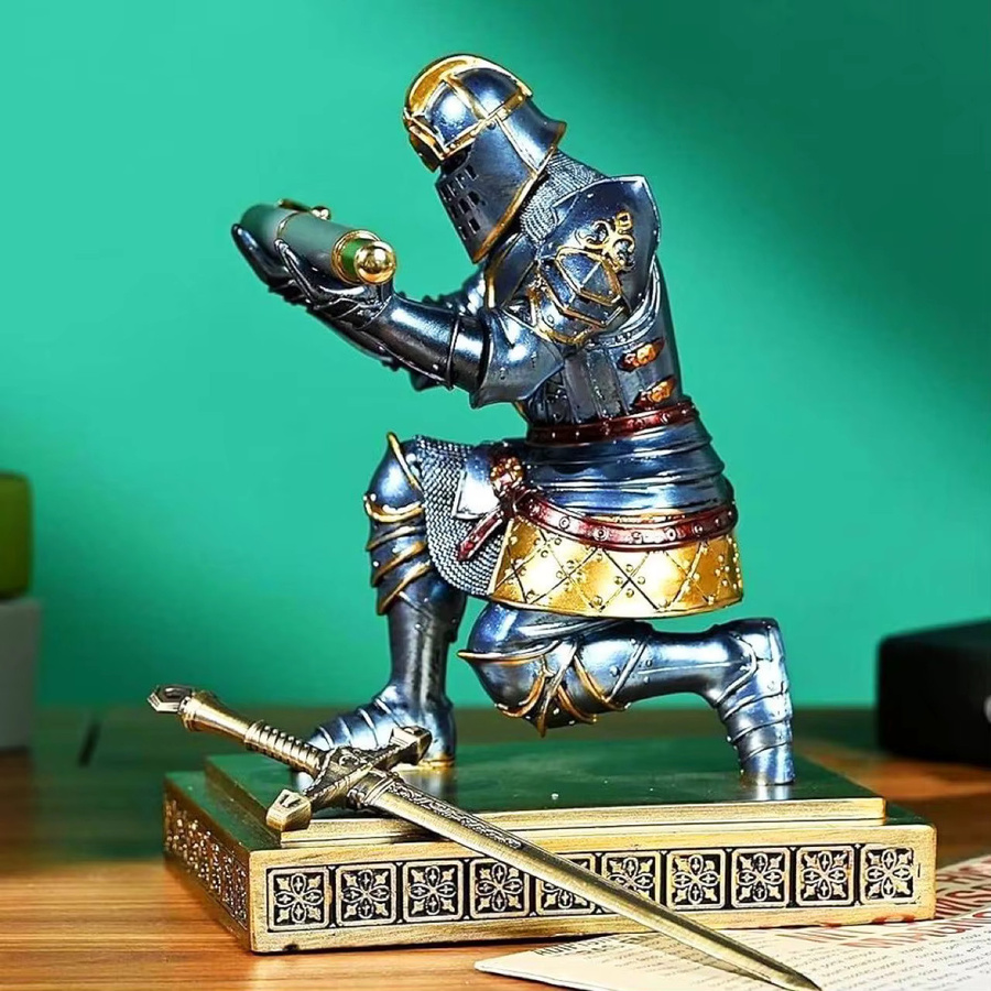 King's Guard Knight Stiftehalter aus Kunstharz als Schreibtisch-Organizer in Multicolour - Bild 2