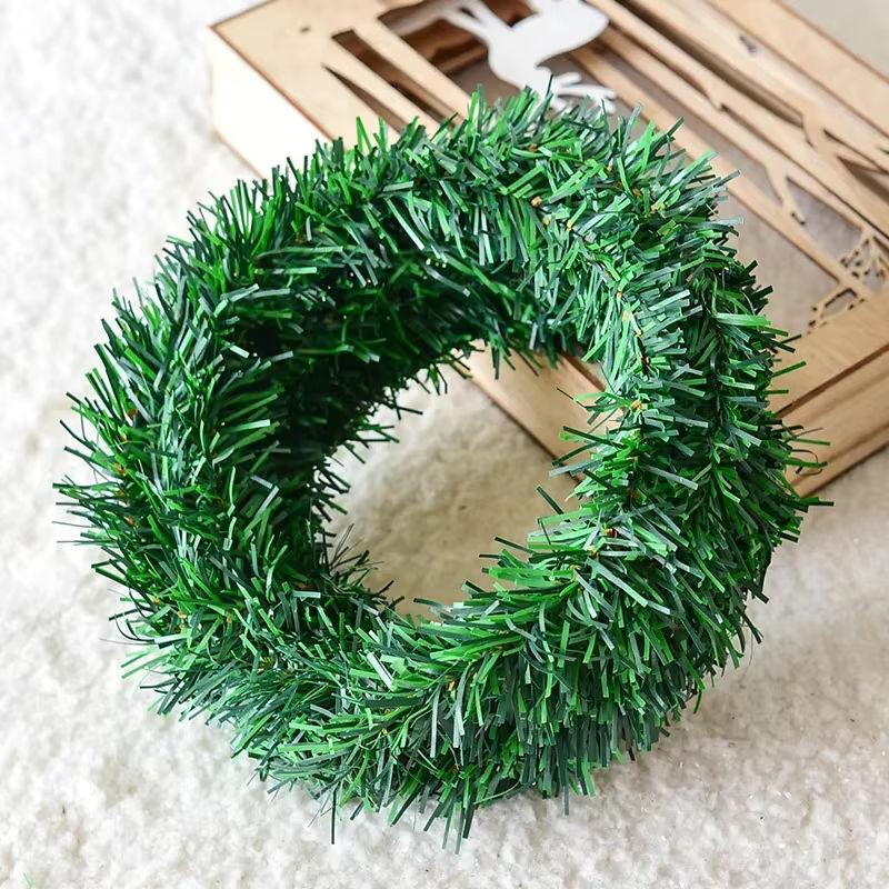 Grüne Weihnachtsdekoration als Girlande aus Kunststoff im Botanical-Design, 5,5 m Länge - Bild 4