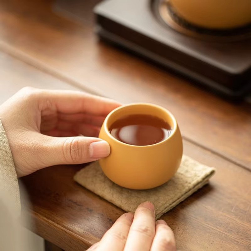 Handgefertigte gelbe Zisha Luohan Teetasse aus Yixing Ton für die traditionelle Gongfu-Teezeremonie von PDQ - Bild 3