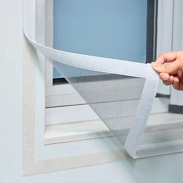 TranquilTouch Insektenschutznetz mit Klettverschluss, atmungsaktiv und mückensicher, selbstklebend, Farben: Grau oder Weiß, B/H: 80 x 50 cm - Bild 1