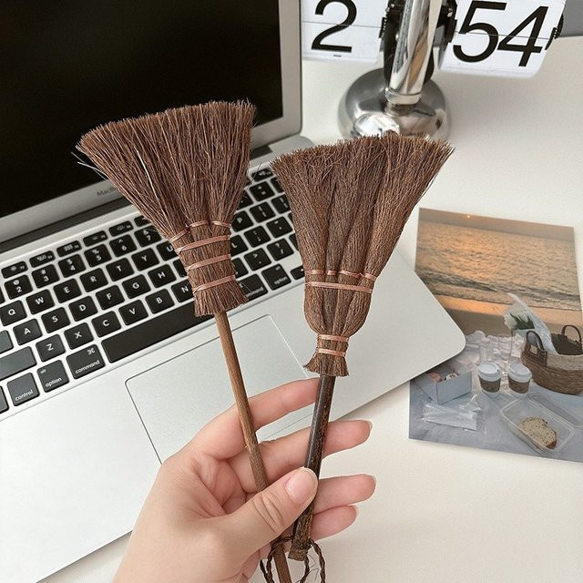 Tragbarer Mini-Besen aus Holz mit Naturborsten in Braun für Schreibtisch und Tastatur, Wandmontierbar, B/T/H: 17,0 x 9,5 cm - Bild 1