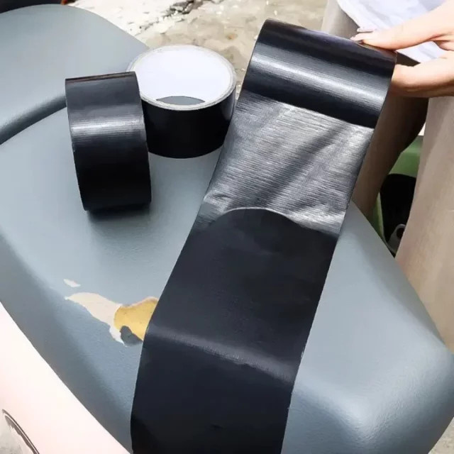 Amagi Selbstklebendes Leder-Reparaturband in Schwarz für DIY-Reparaturen an Möbeln, Autositzen, Taschen und Jacken - Bild 1