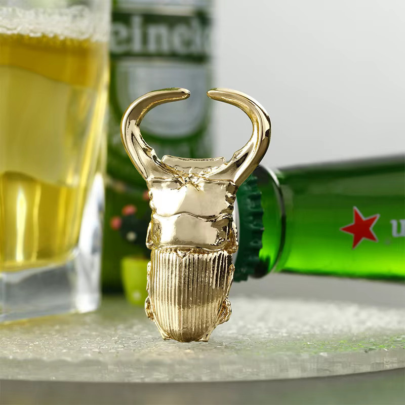 Kreativer Flaschenöffner in Käfer-Optik aus Metall in Gold für Bier und Wein - Bild 3