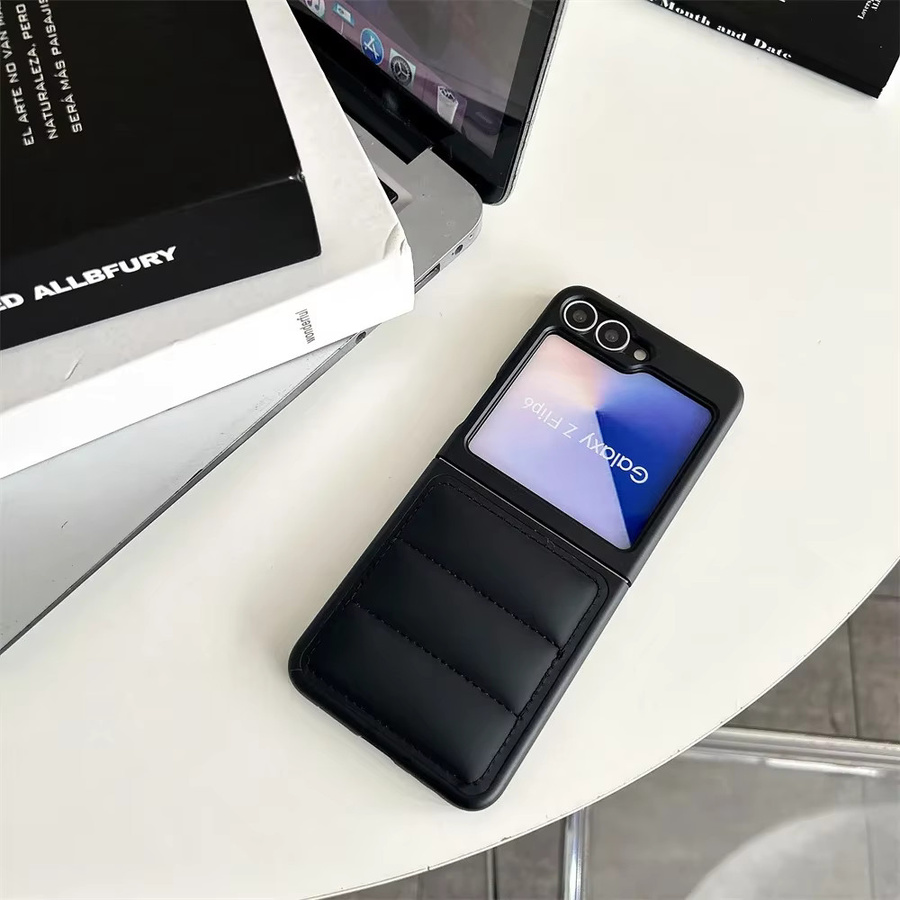 Stoßfeste Daunenjacke Handyhülle The Puffer für Samsung Galaxy Z Flip 6 5G, Z Flip 5, Z Flip 4 und Galaxy Z Fold7, Fold6, Fold5, Fold4 in Schwarz - Bild 4
