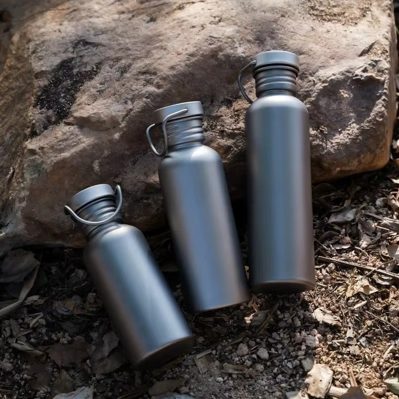 Ultraleichte Titan-Wasserflasche aus reinem Titan, auslaufsicher und tragbar für Outdoor, Camping und Sport, Farbe: Silber, Volumen: 600 ml oder 750 ml - Bild 4