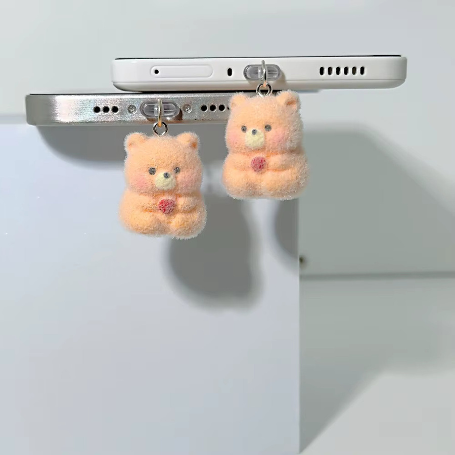 Niedriger Plüschbär Staubschutz für USB-C Ladeanschluss als Schlüsselanhänger in Pink - Bild 2