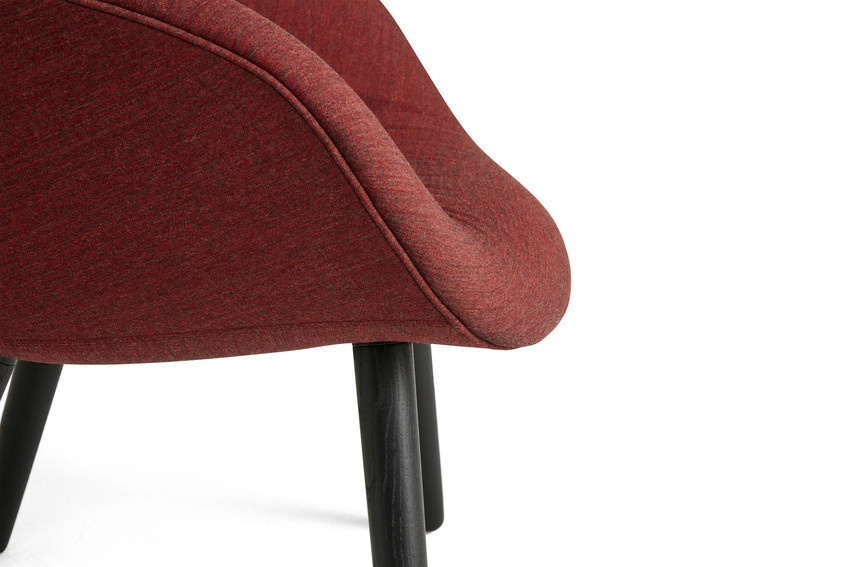 HAY About A Lounge Chair Aal 82 Soft mit Kvadrat Remix 662 Stoff in Rot und Eichengestell - Bild 3