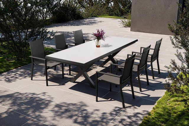 OUTFLEXX Serro Garten-Essgruppe aus Aluminium, Steinimitat und Textilene in Anthrazit Matt/Schwarz mit ausziehbarem Tisch und 6 Stapelsesseln, Tisch Breite: 200 bis 260 cm, Tiefe: 100 cm - Bild 1
