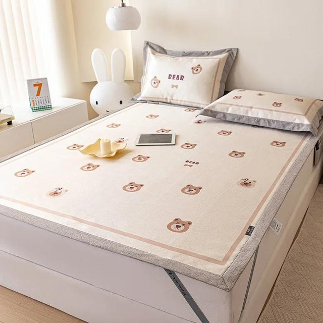 Super Six Dreiteiliges Sommer-Schlafset mit Bärenmuster aus Eis-Seide in Beige, Waschbar und Faltbar, Länge: 150 cm - Bild 1