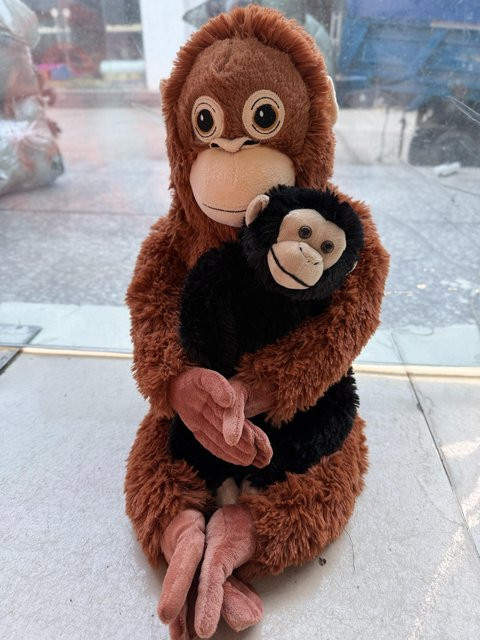Cartoon Punch Affe Plüschtier, Brauner Schimpanse Mama und Schwarzer Affe Baby, ab 14 Jahren - Bild 1