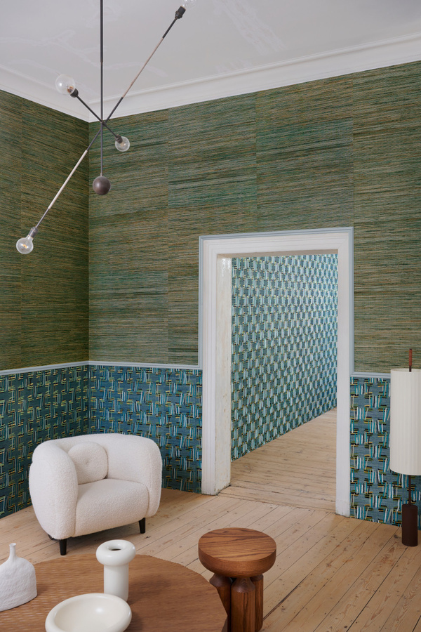 Arte International Tapete Sambe Natural Emerald in Grün und Schwarz mit Textur und Naturmotiv - Bild 1