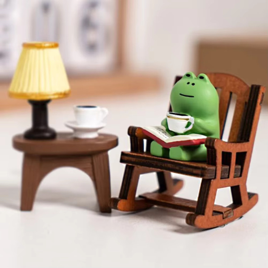 Shunmaii Mini Frosch Figur aus Harz in Grün mit Schaukelstuhl und Buch als Dekoration für dein Zuhause oder Büro - Bild 2