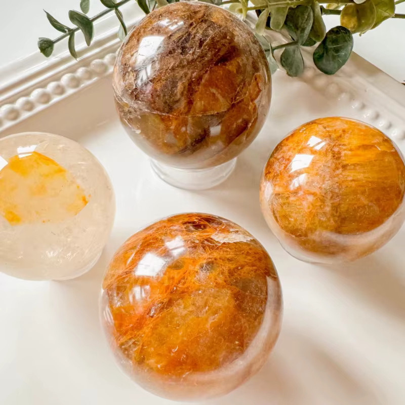 Goldene Heilerkugel aus Kristallquarz von CrystalHola als dekorative Sammlerfigur im Boho-Stil - Bild 3