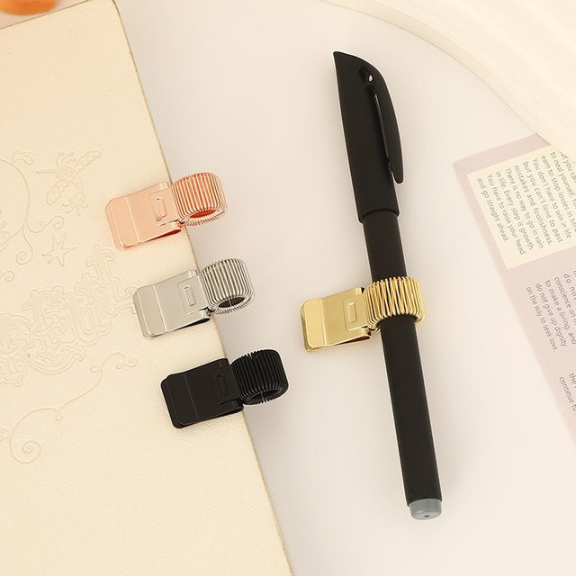 F2-MAX111 Metall-Stiftclip mit Feder in Gold im Retro-Design für Notizbücher und Schule - Bild 1