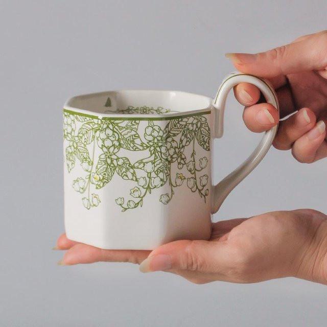 Handbemalte Keramik-Tulpenbecher von Yimei Heimtextilien mit floralem Design, 350,5 ml, in Weiß, Schwarz, Gelb und Lila - Bild 1