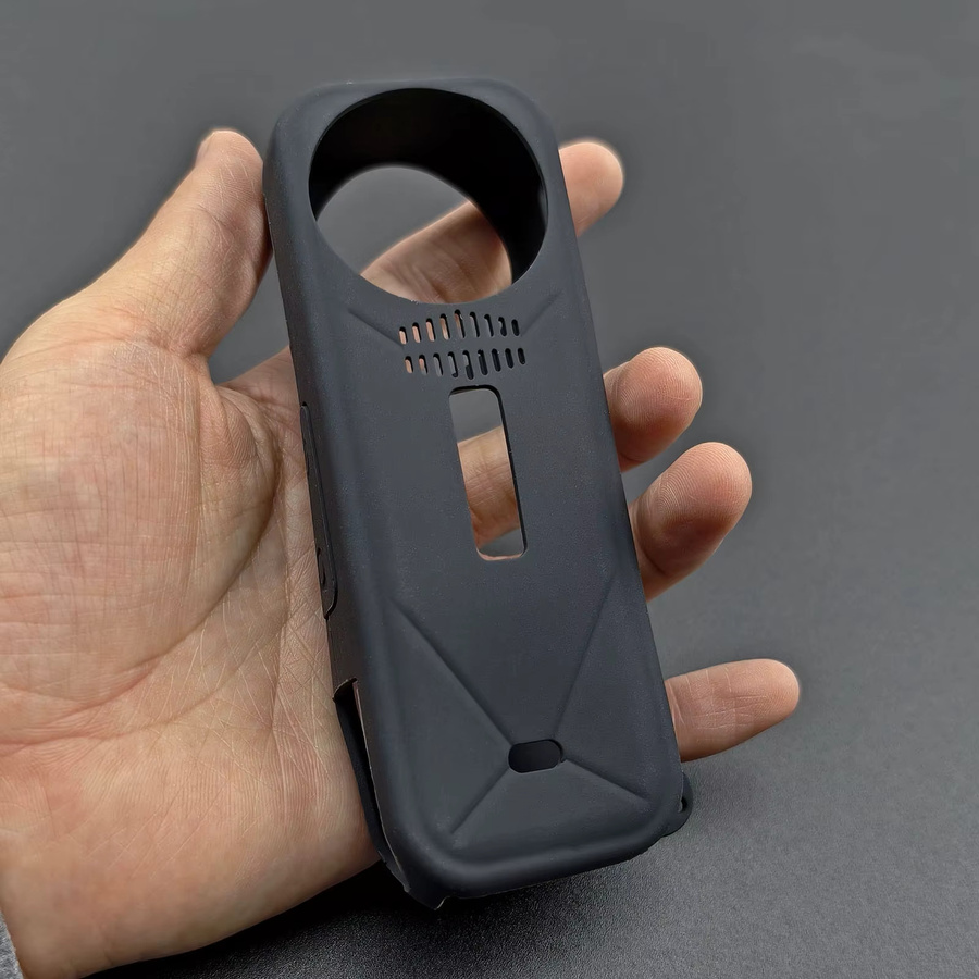 Insta360 X5 Silikonhülle in Schwarz mit Schutzlinsenkappe und Hängeseil - Bild 2