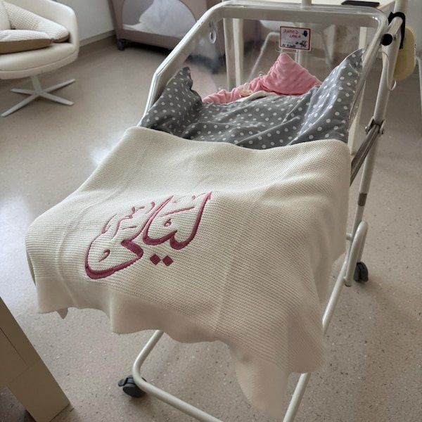 Personalisierte Dollbling Strickdecke in Weiß, handgefertigte grob gestrickte Babydecke für das Kinderzimmer, B/B/H: 80 x 100 cm - Bild 1