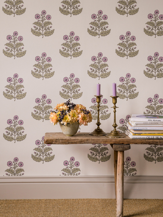 Von Brömssen Långelid Tapete Floret in Lilac mit floralem Vintage-Design und botanischem Muster - Bild 1