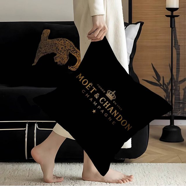 M-Moet C-Chandon Anime Kissenbezug mit Grafikdesign, Farbe: Schwarz, B/T/H: 45 x 45 x 0 cm - Bild 1