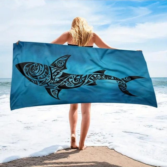 Dalangpa Strandtuch aus Mikrofaser mit tropischem Haifisch-Design in Blau und Weiß, B: 45 cm, H: 90 cm - Bild 1
