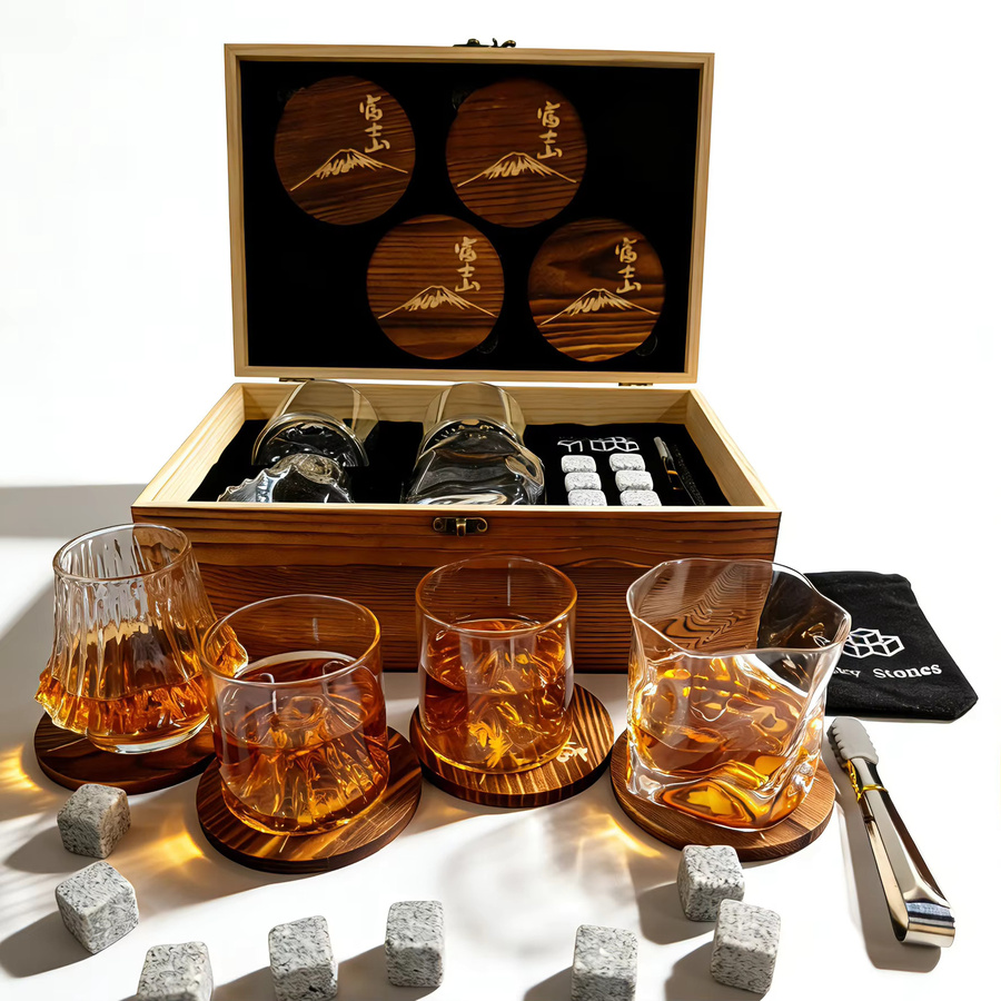 Whiskey-Becher-Set von loveyalty mit 4 verschiedenen Designs, Tumbler aus Glas, Stein, Eiswürfeln und Holzuntersetzern, Mehrfarbig - Bild 4