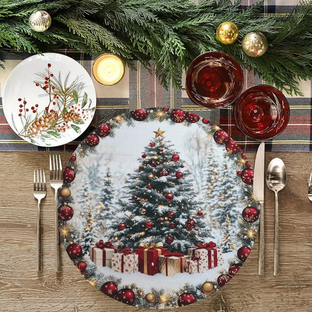 VIKAMA 4-teiliges Weihnachts-Tischset-Set mit Schneeszene, Weihnachtsbäumen und Geschenken in Rot, Weiß und Grün - Bild 1