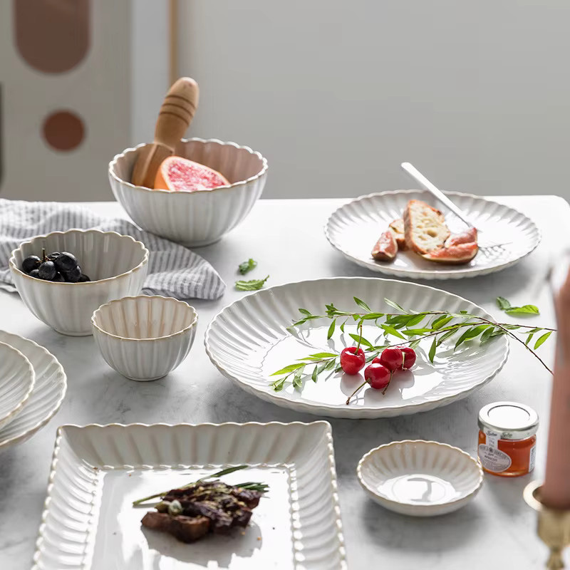 CFen A's Keramik Servierplatte und Schüssel Set in Weiß mit floralem Chrysanthemen-Design und mattierter Glasur - Bild 2