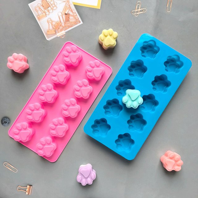 Silikon Backform mit 10 Pfoten-Motiven für Hund und Katze in Pink zum Backen von Fondant, Schokolade, Kuchen oder Cookies - Bild 1