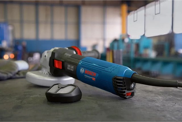 Bosch Professional Winkelschleifer GWS 17-150 S mit 1700W und 150mm Scheibendurchmesser in Blau/Schwarz - Bild 2