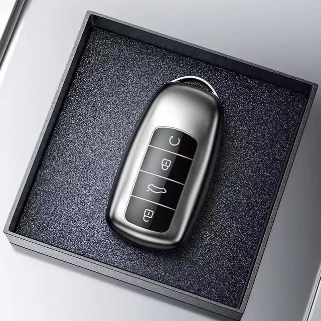 Autoschlüsselhülle aus TPU für Chery Jaecoo J7 J8 7 PHEV in Grau mit Schlüsselanhänger - Bild 1
