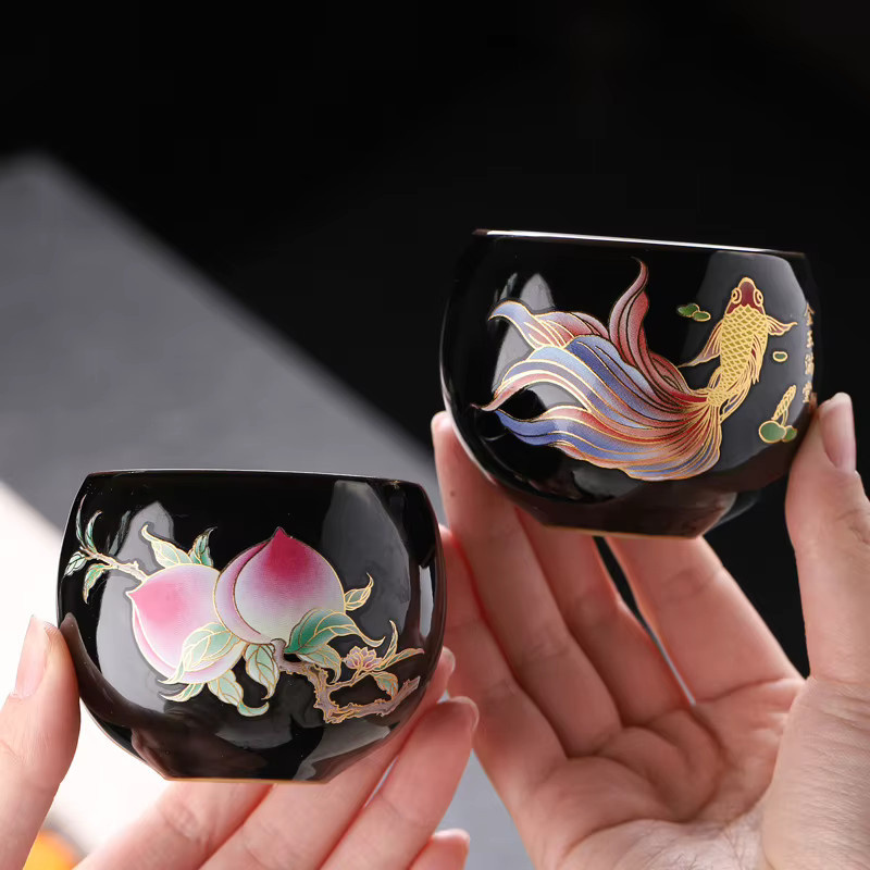 Handgefertigte Keramik-Teetasse in Schwarz mit Farbwechsel-Effekt im Drachen-Ei-Design für die Gongfu-Teezeremonie - Bild 2