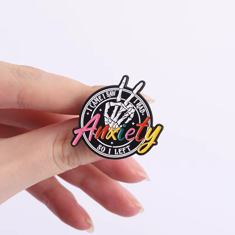 QIHE JEWELRY Anstecknadel, Regenbogen-Angst-Schädel-Handgetriebe, schwarz-weiß, Emaille, Unisex - Bild 2