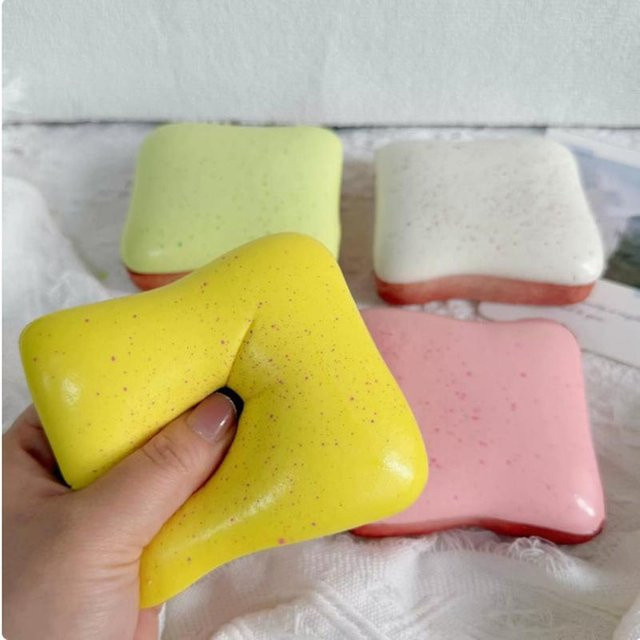 Toastbrot Squishy, gelb, Stressabbau Fidget Spielzeug - Bild 1