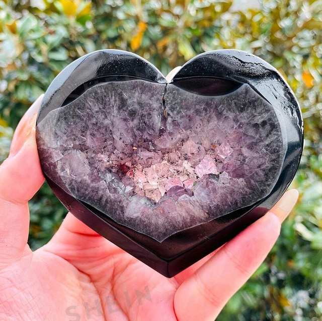 Natürlicher Schwarzer Achat als Herz-Geode geschnitzter Liebes-Kristall als Worry Stone und Wohndekor - Bild 1