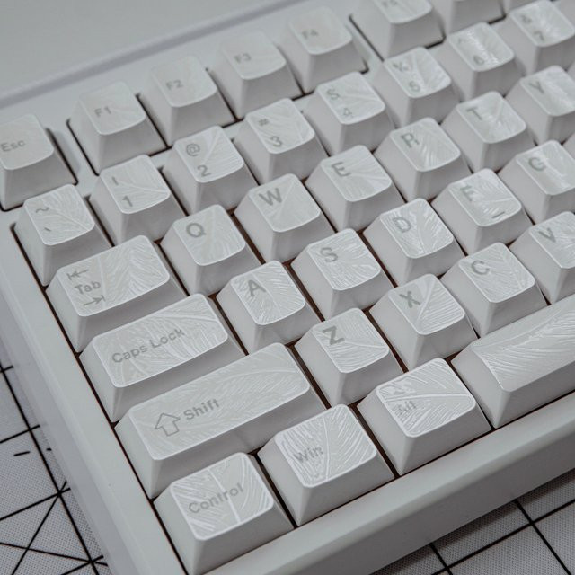 Mintcaps Silver Feather Gravierte Tastenkappen Cherry Profile aus PBT in Silber und Weiß für mechanische Tastaturen - Bild 1