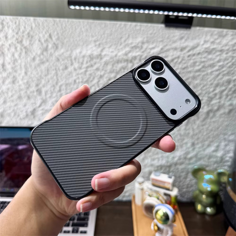 YX Magnethülle im Kohlefaser-Design für iPhone 17 Pro Max, 16, 15, 14, 13, 12 Plus, ultradünnes rahmenloses Hard PC Cover mit MagSafe Kompatibilität in Schwarz und Blau - Bild 3