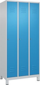 C+P Spind Classic PLUS Garderobenschrank mit 3 Abteilen, Füße, Zylinderschloss, 4 Garderobenhaken und mittiger Trennwand, Farbe: grau/blau, H x B x T: 195 x 90 x 50 cm - Bild 1