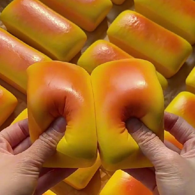 CHUTAI Squishy simuliertes langes Brot, Squeeze-Spielzeug, gelb - Bild 1