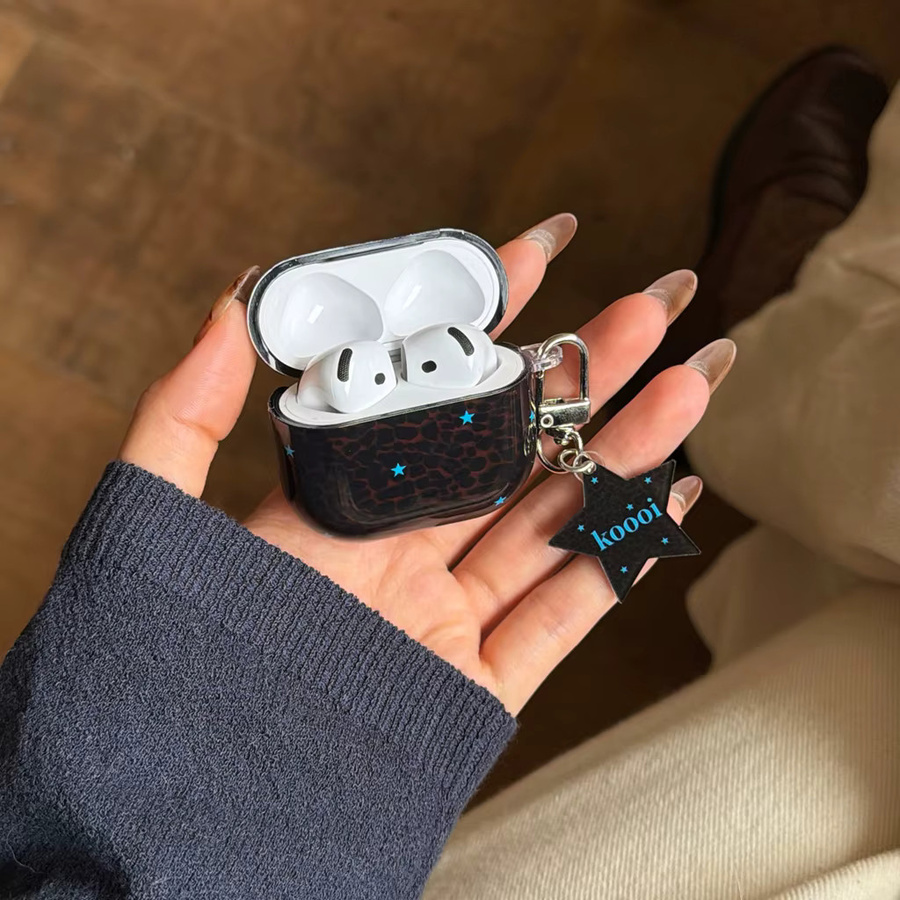 Apple AirPods Hülle mit Hirschhaut-Leopardenmuster und blauen Sternen sowie Anhänger für AirPods 1, 2, 3, 4 und Pro 2 - Bild 2