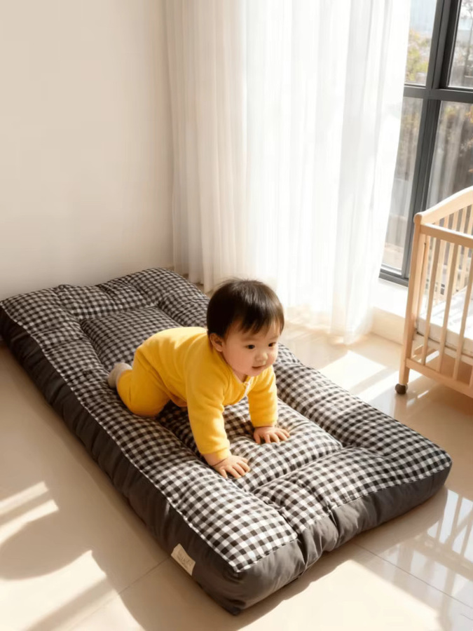 Waschbare Baby Matratze aus reiner Baumwolle in Grau, B/T: 60 x 120 cm - Bild 2