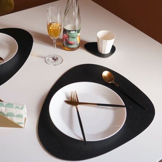 inyahome Tischsets und Untersetzer aus Kunstleder in Schwarz, ovale Platzdeckchen für Küche und Esszimmer - Bild 1