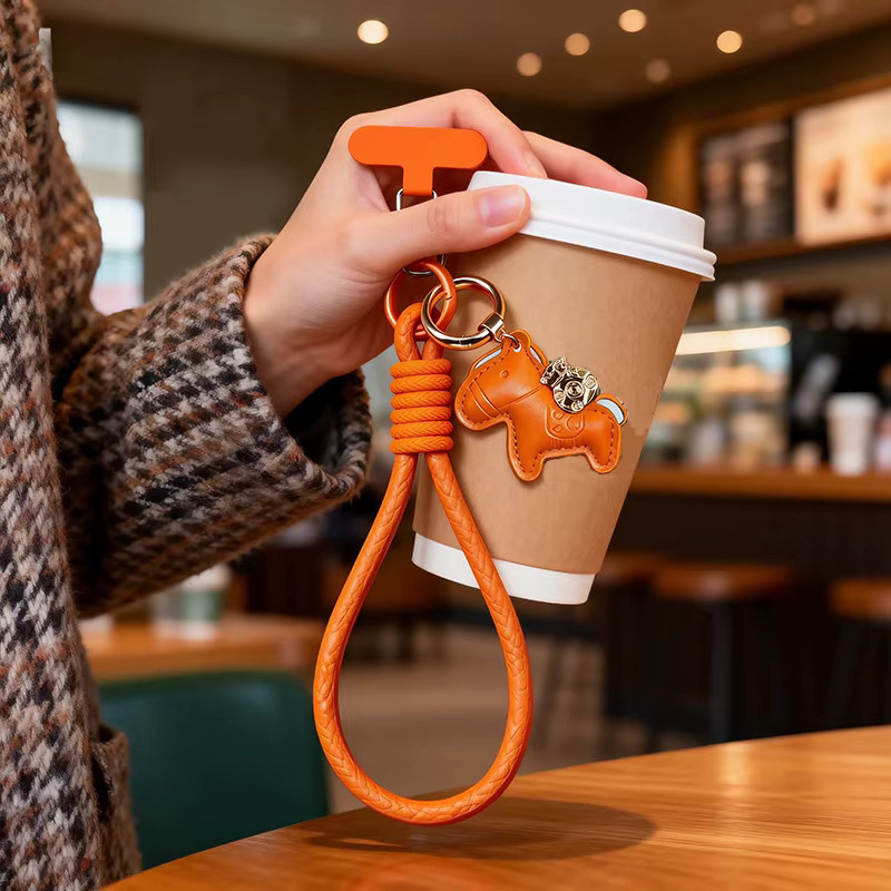 QIXTWO Leder-Pony Handyband als Handgelenkschlaufe und Handykette für iPhone, Samsung, Xiaomi und Motorola in Rot und Orange - Bild 2