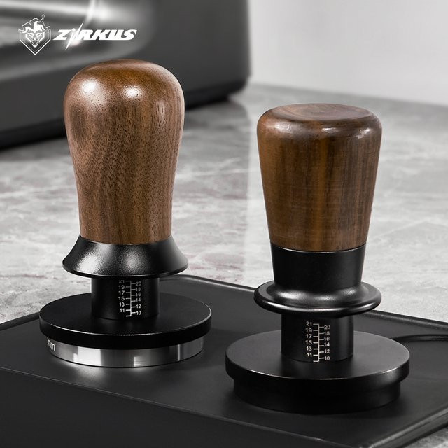 ZIRKUS Espresso Holz-Kaffeestampfer Selbstnivellierender Tamper mit Federmechanismus in Walnuss Braun passend für 51/54/58mm - Bild 1