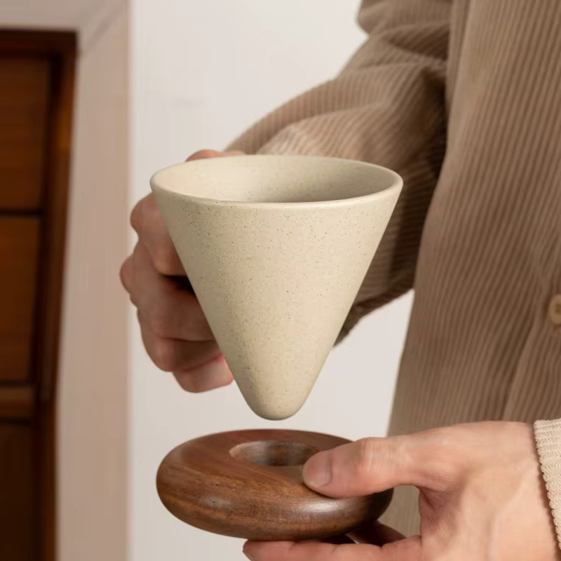 JUSTINLAU Keramik-Kaffeetassen-Set mit Löffel und Holzsockel in Beige - Bild 4