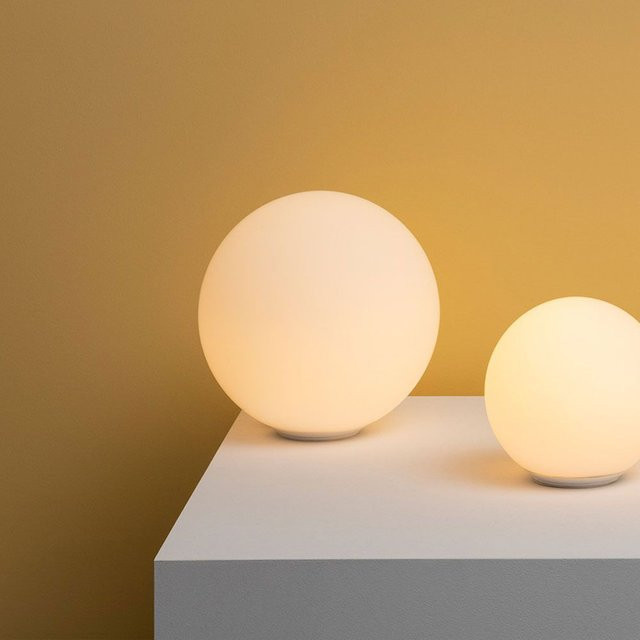 Artemide Dioscuri 35 Tavolo Tischleuchte aus Opalglas in Weiß - Bild 1