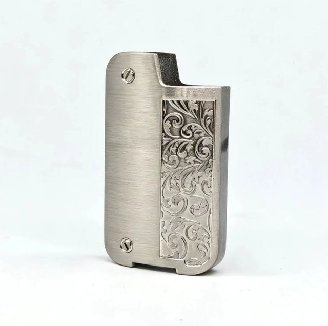 BIC Mini Feuerzeug Metallgehäuse mit Blumen-Design in Schwarz und Silber - Bild 1