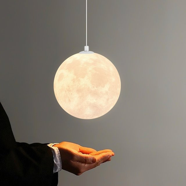 Moderne Mond-Pendelleuchte in Weiß mit realistischer Mondoberfläche aus Kunststoff für dein Zuhause oder Restaurant - Bild 1