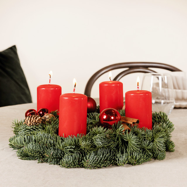 Klassischer Adventskranz Classic X-Mas von BLUME2000 in Grün und Rot mit Tanne und Stumpenkerzen, Durchmesser: 30,0 cm, Höhe: 5,0 cm - Bild 1