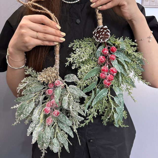 SIA FLOWER Weihnachtsanhänger mit künstlichen Pflanzen, roten Beeren und Kiefernnussschmuck in Grün und Rot - Bild 1